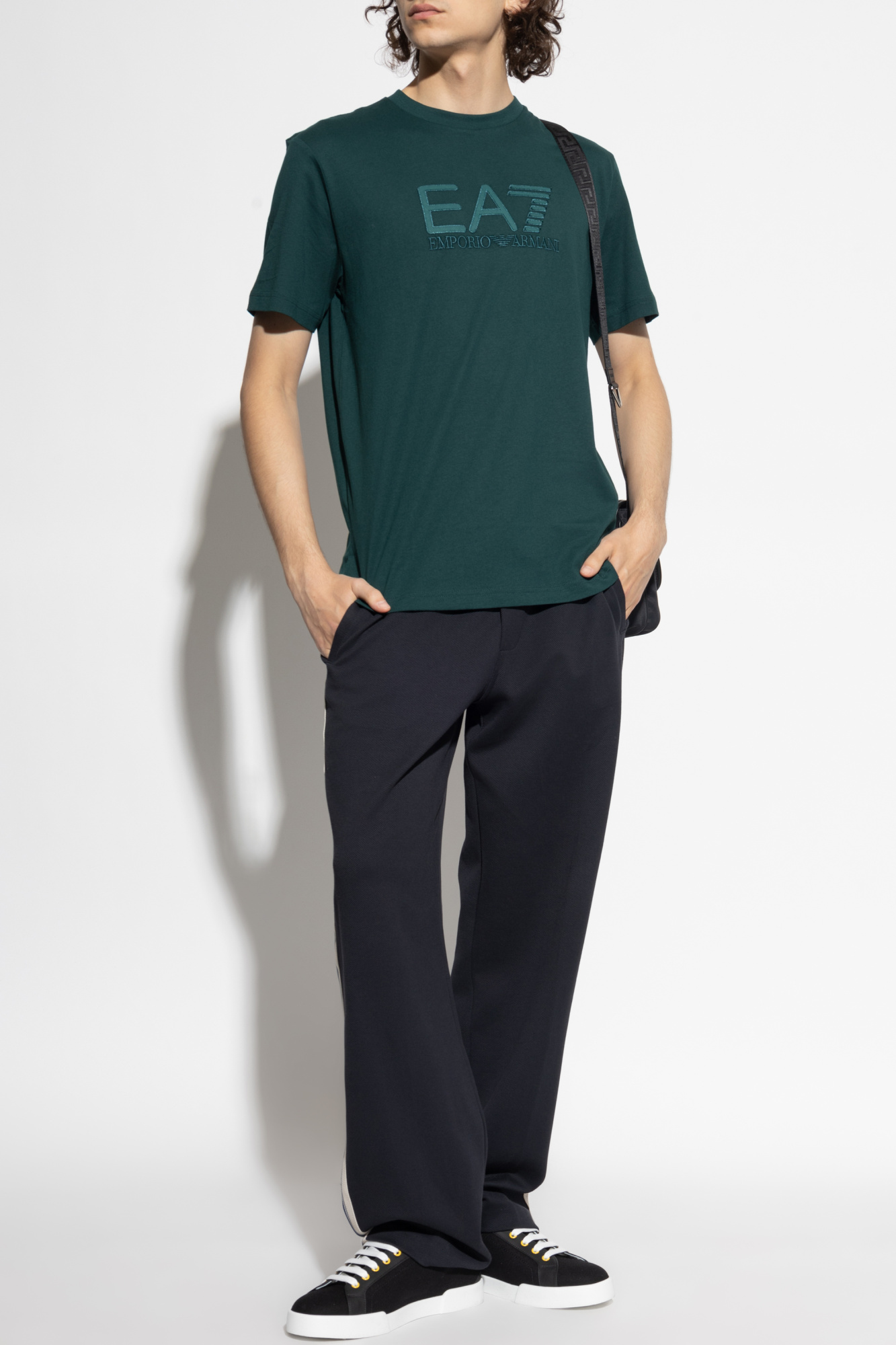 Tシャツ・カットソー EMPORIO ARMANI Men T-shirt Green EM001460AF10017 U1088 Emporio Armani T-Shirt In Forest Green - 30% Off | Editorialist